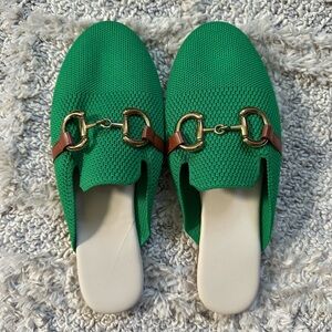Like new! Green slip on flats, breathable!